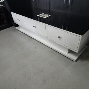 20251108_112833 Glass top TV Stand